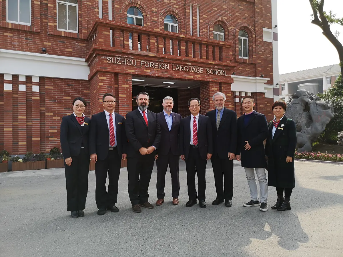 中美教育交流代表在美国大学图书馆建筑前合影