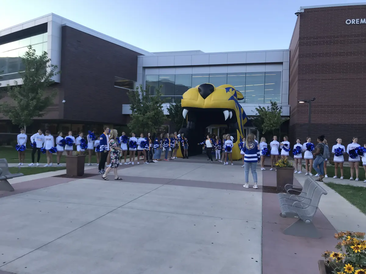 Orem High School 校园欢迎活动与校队吉祥物