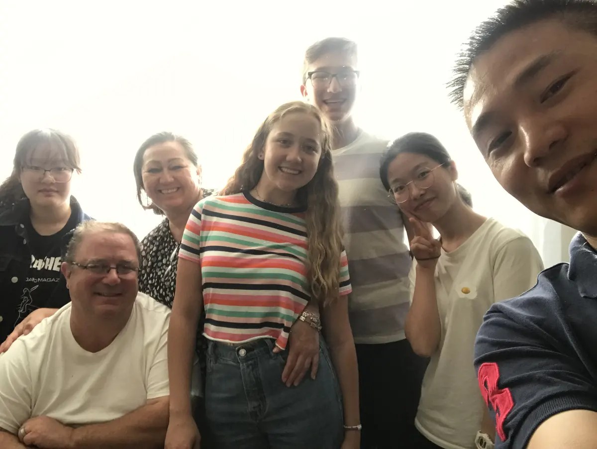 学生与美国住家家庭轻松自拍合影