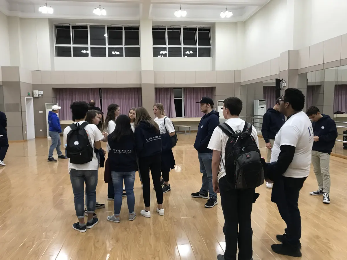 学生团队参观美国高中体育馆与课程设施