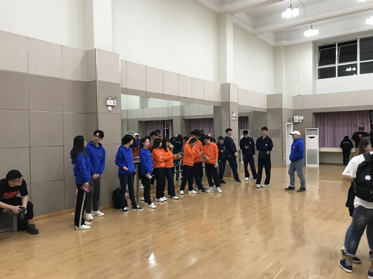 学生团队参观美国高中体育馆与课程设施