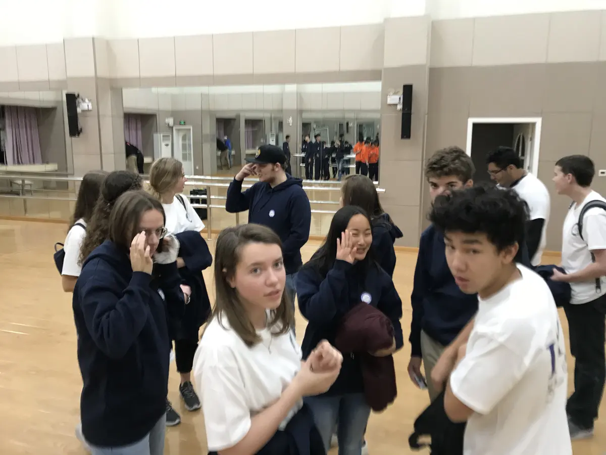 学生团队参观美国高中体育馆与课程设施