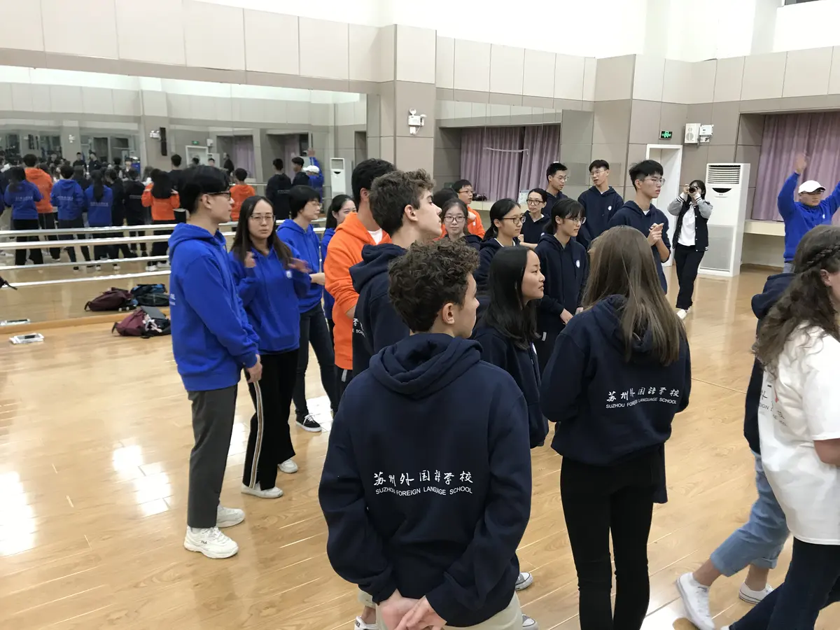 学生团队参观美国高中体育馆与课程设施