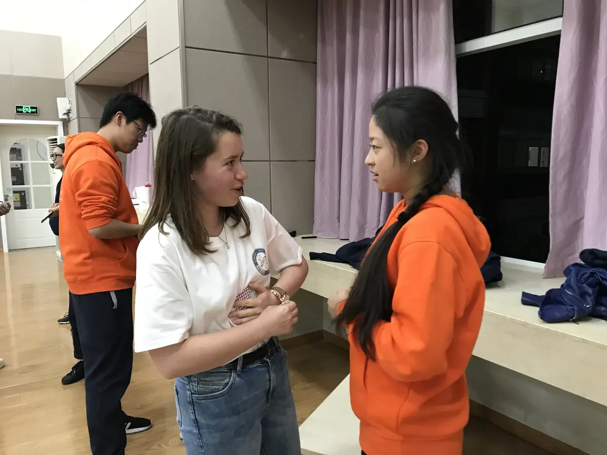 学生团队在美国高中体育馆参加交流活动