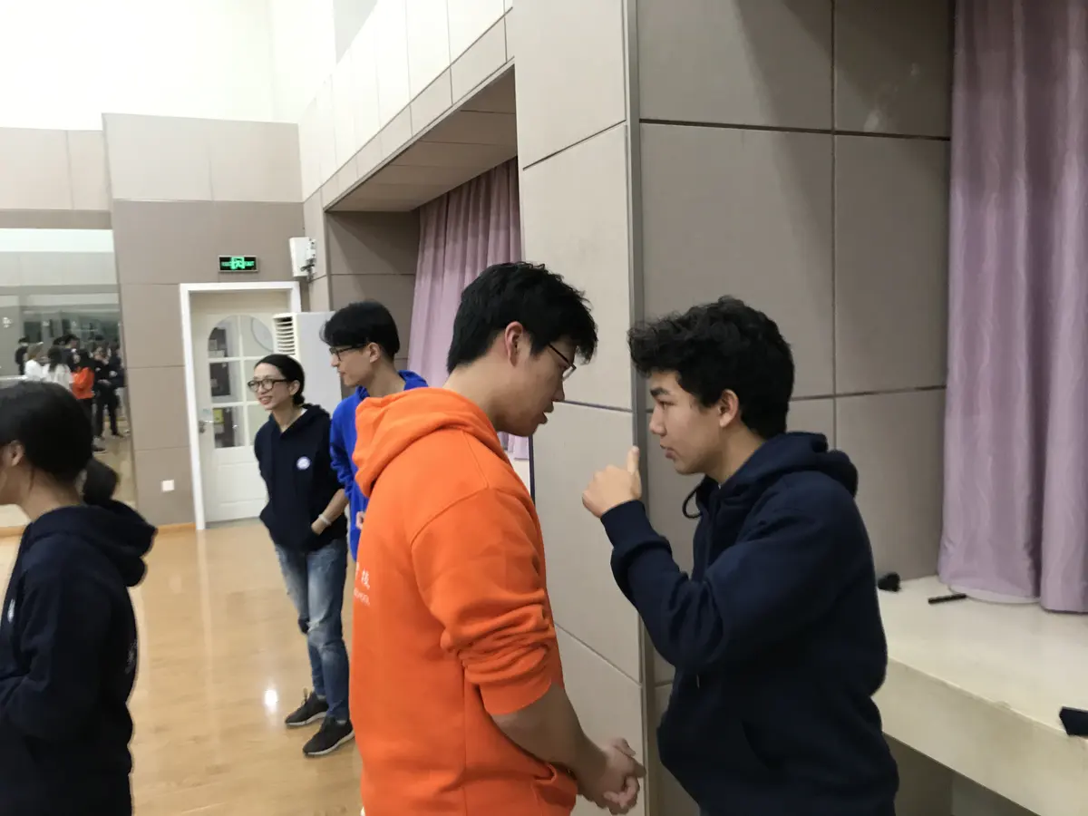中美学生在美国高中室内活动现场交流