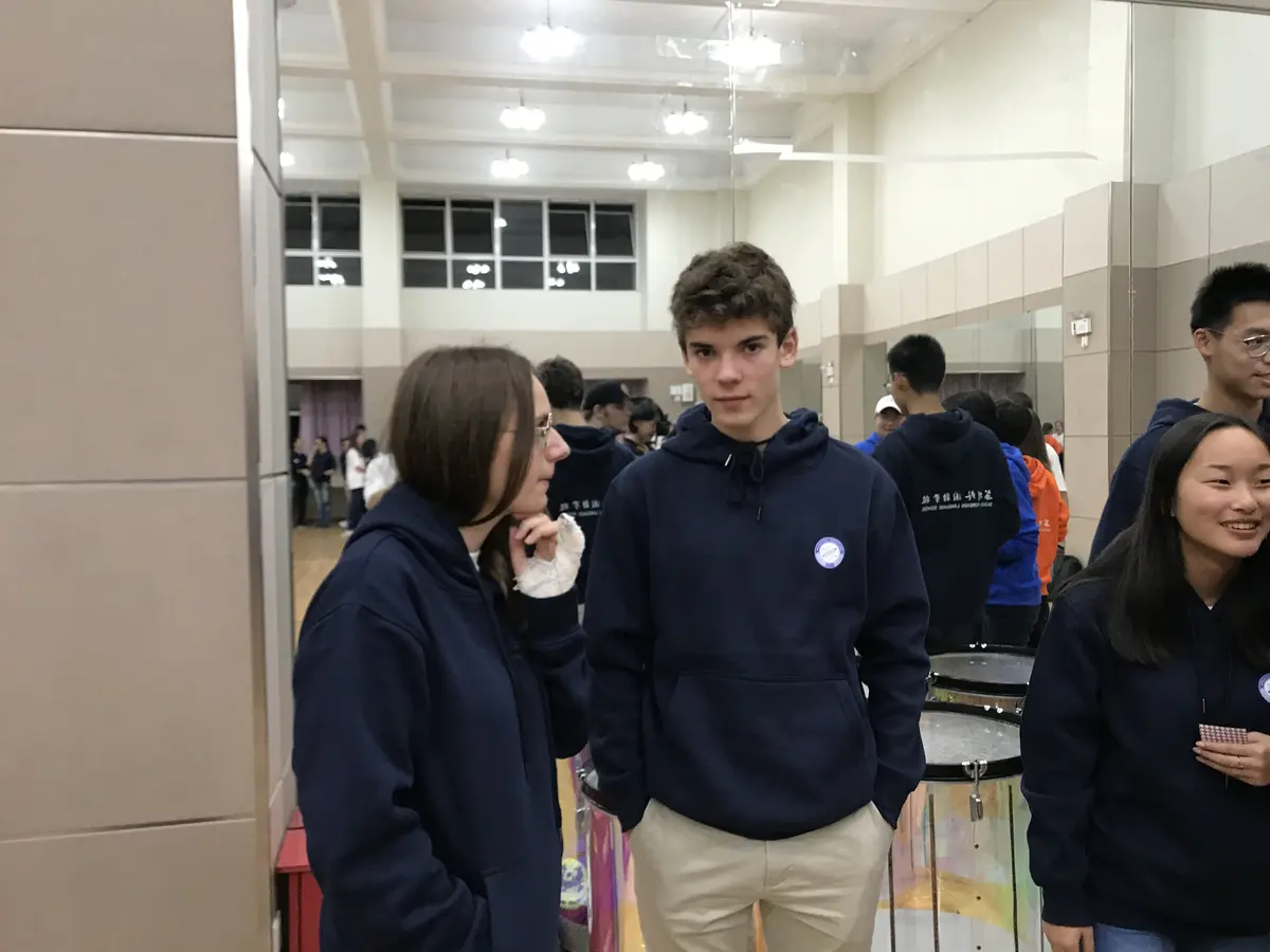 中美学生在美国高中室内活动现场交流