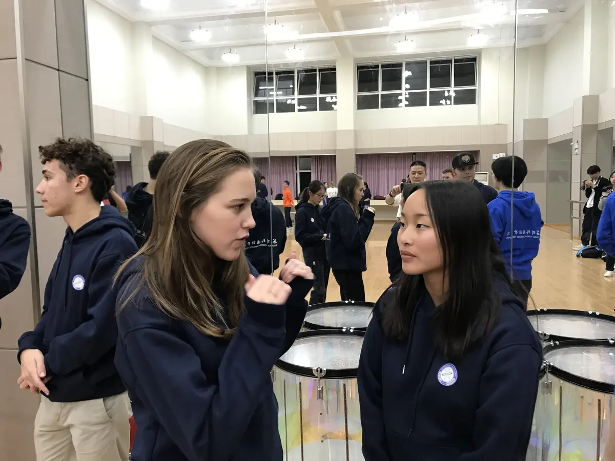 中美学生在美国高中室内活动中交流的另一画面
