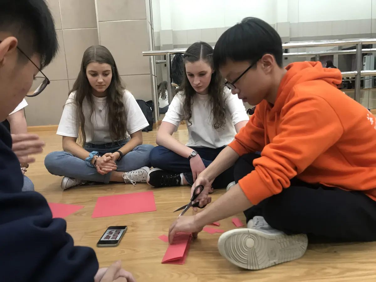 中美学生在美国高中参加小组协作活动的另一画面
