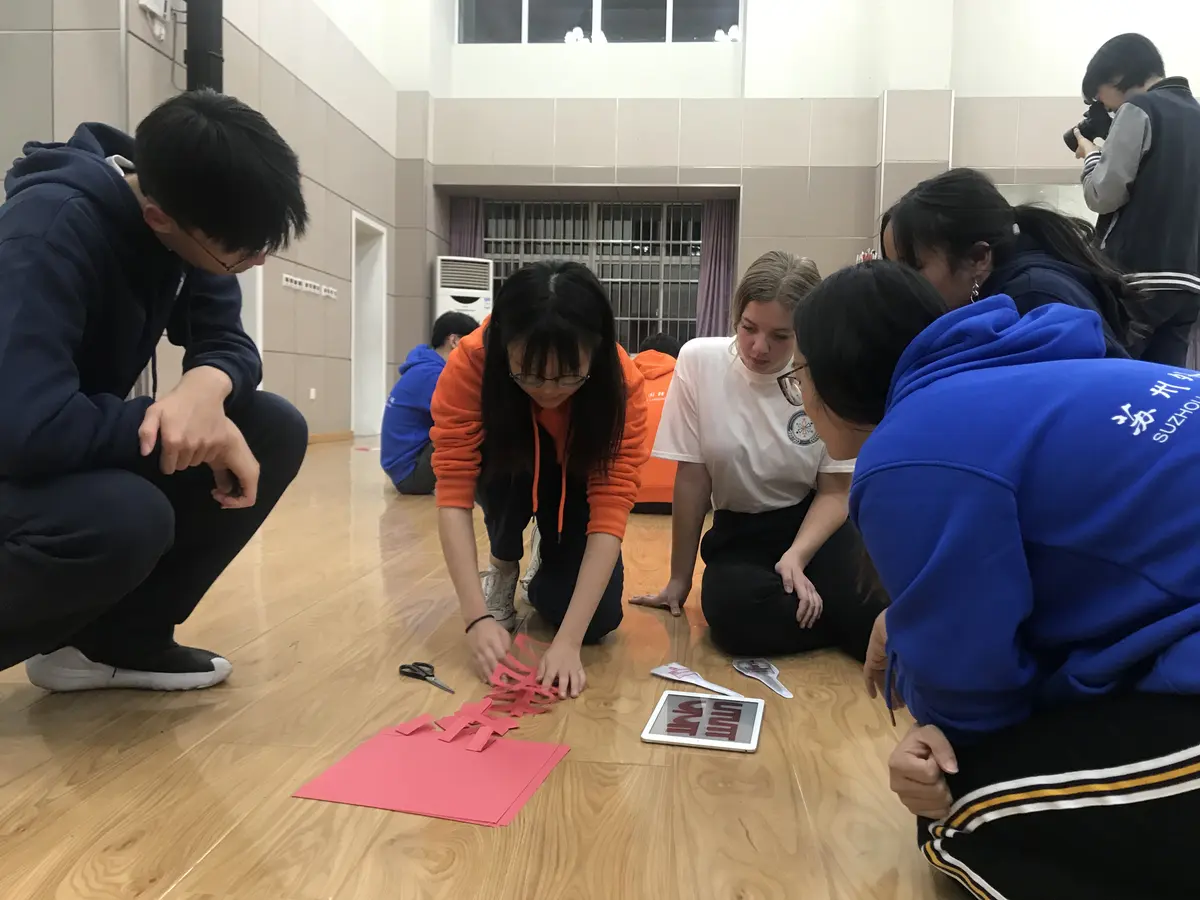 中美学生在美国高中参加小组协作活动