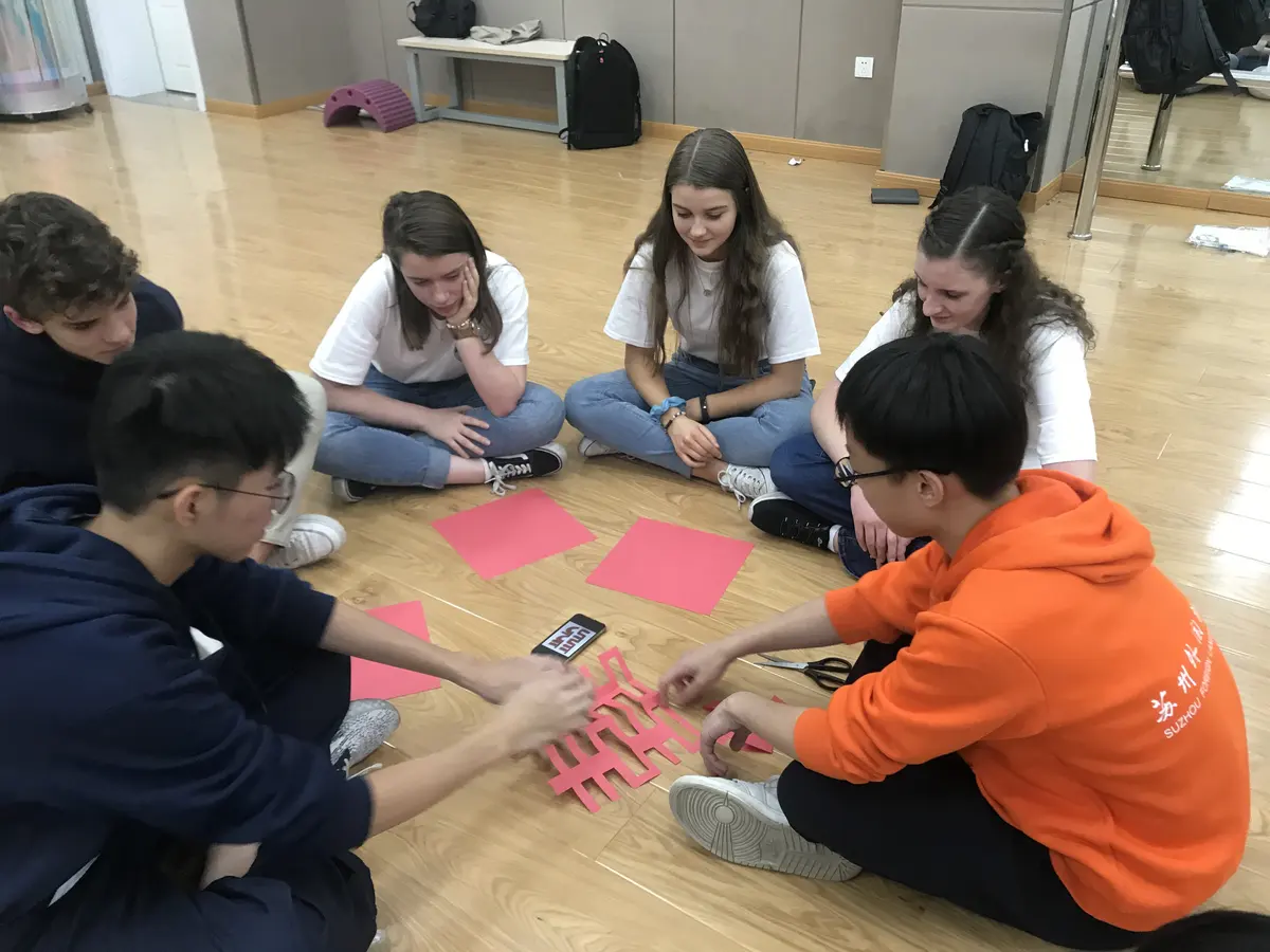 中美学生在美国高中参加小组协作活动的另一画面