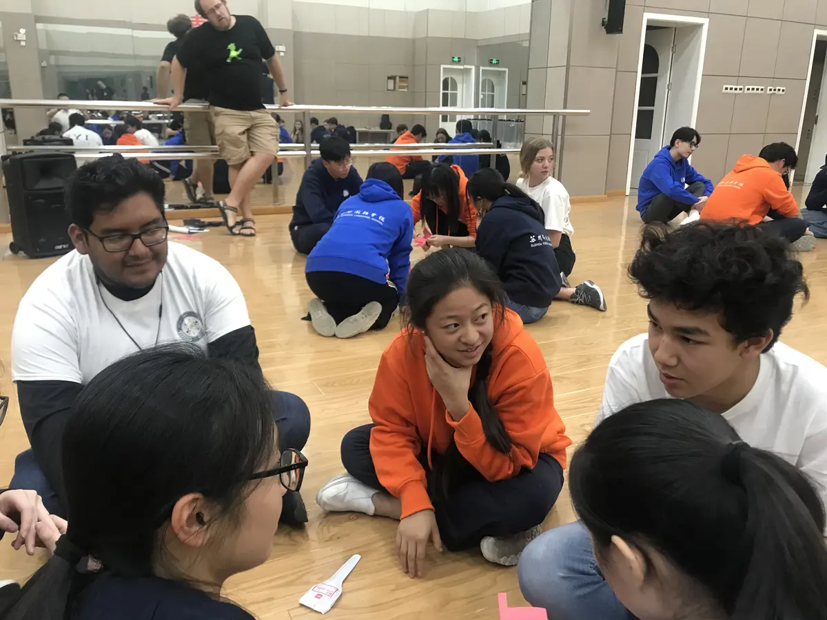 中美学生在美国高中参加小组协作活动