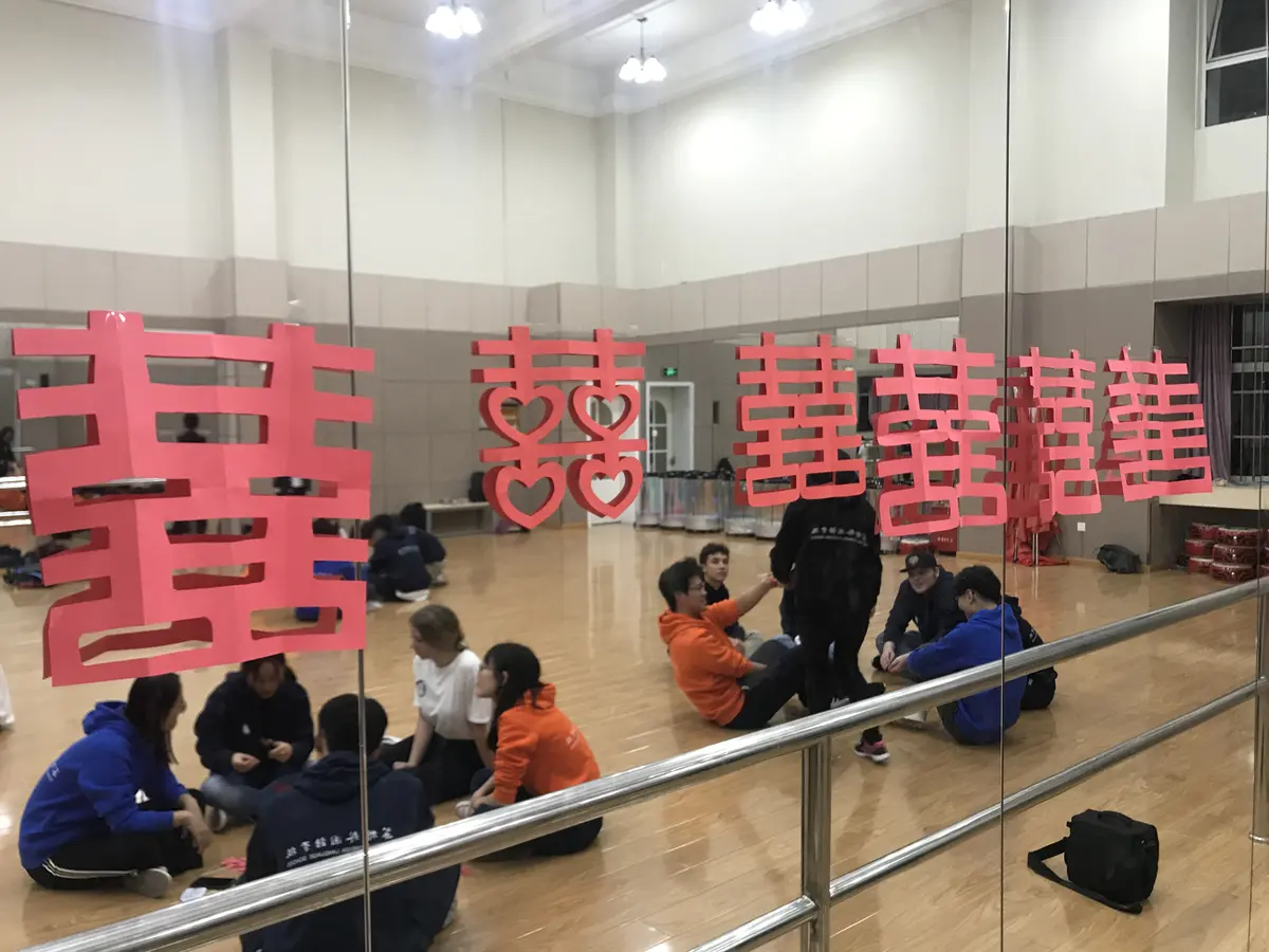 中美学生在美国高中参加中文主题团队协作活动