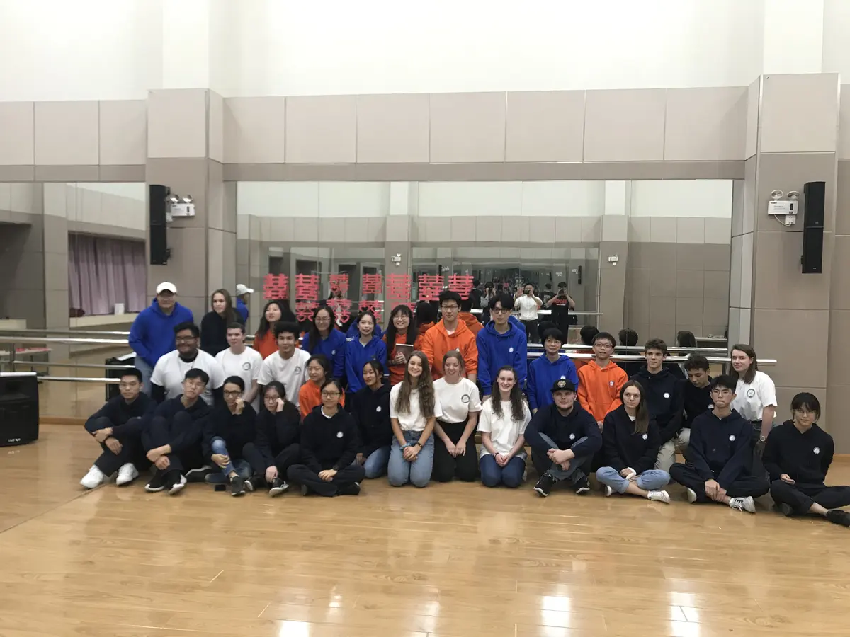 中美学生在美国高中完成团队活动后集体合影