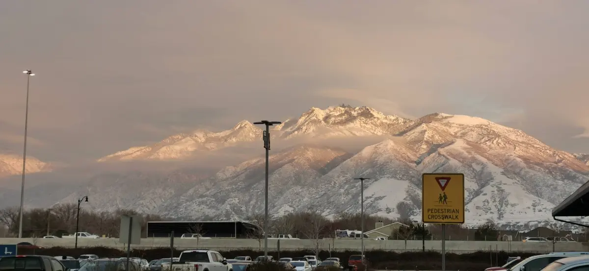 美国山地城市冬季雪山与开阔景观