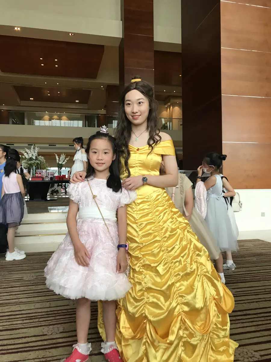 中国学生在文化活动中与特色服装参与者合影