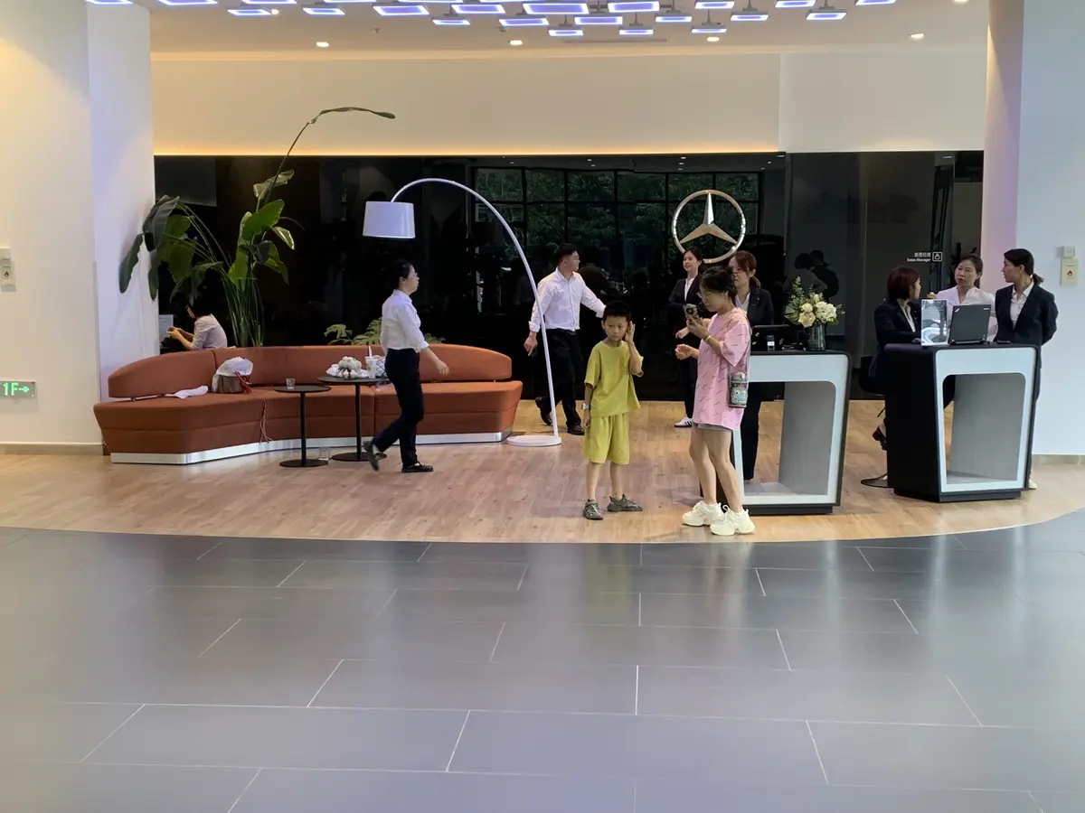 学生或合作团队在现代企业展厅参加参观交流