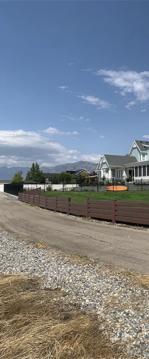 美国社区住宅、庭院、远山与云景