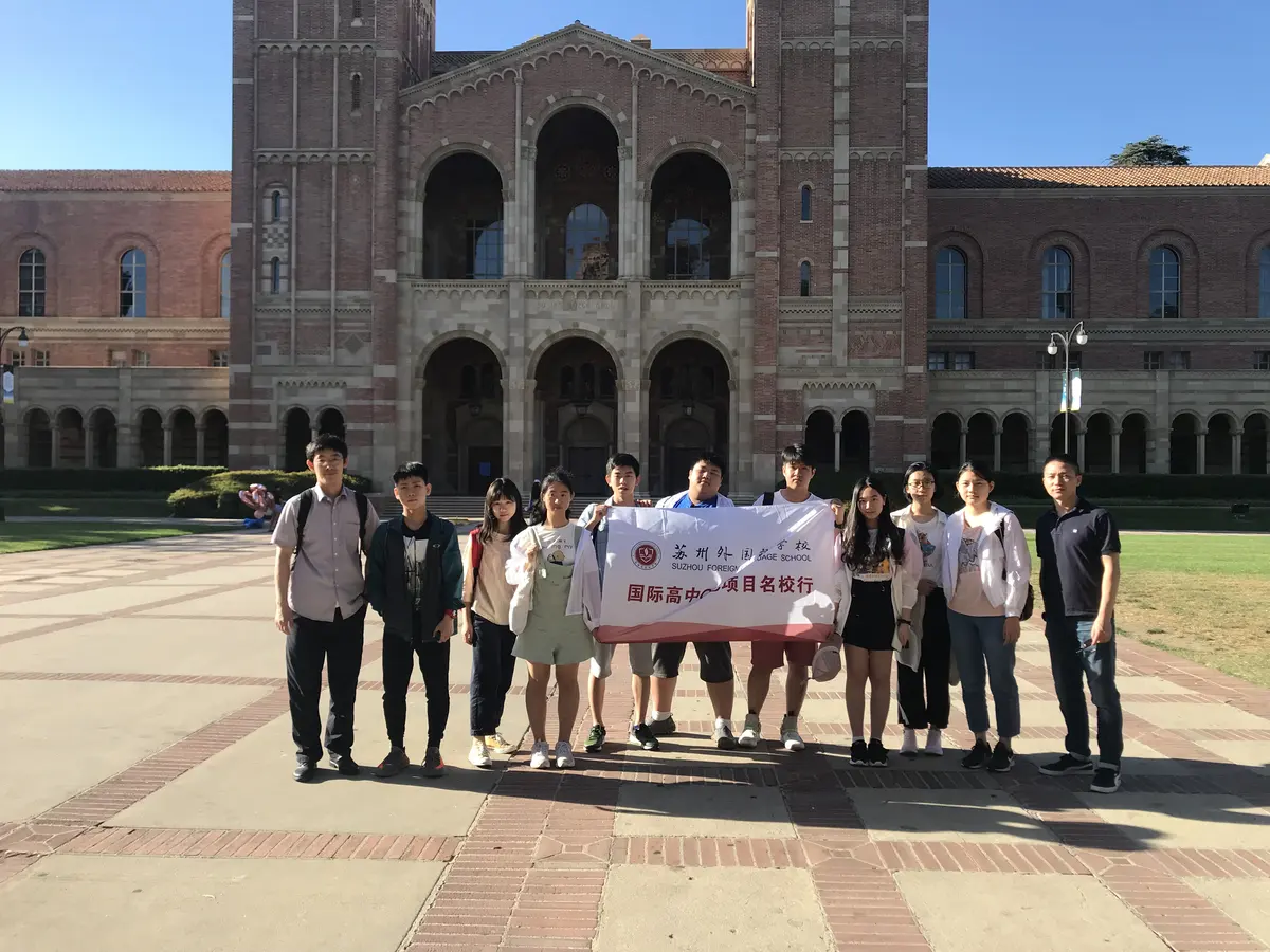 中国学生研学团在美国大学校园集体合影