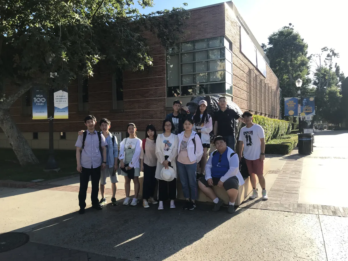 中国学生研学团在美国大学校园集体合影