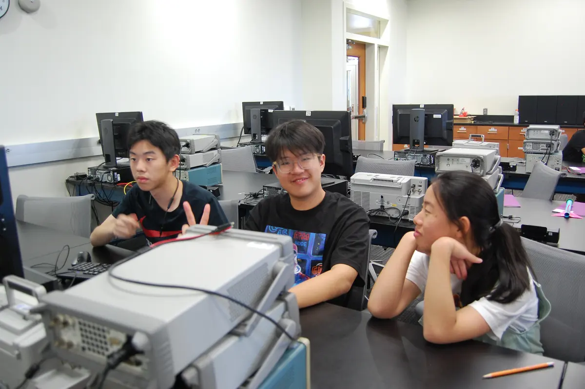 学生在计算机教室参加科技课程并交流