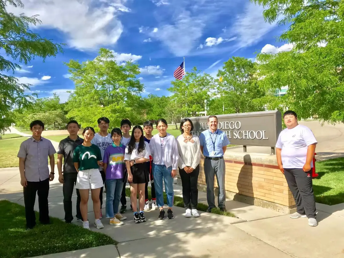 学生团队参访 Juan Diego Catholic High School 并集体合影