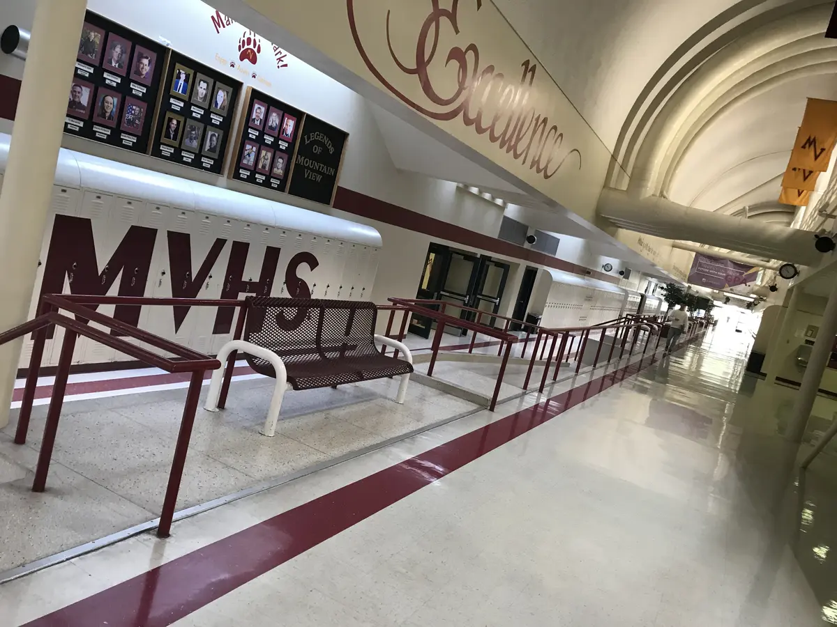 Mountain View High School 体育馆与校队荣誉展示