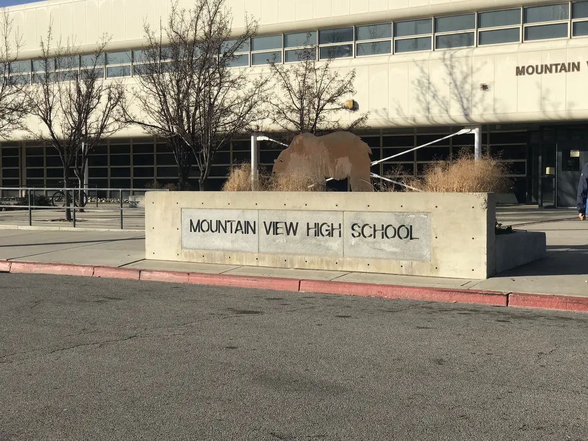 Mountain View High School 校名与教学楼入口