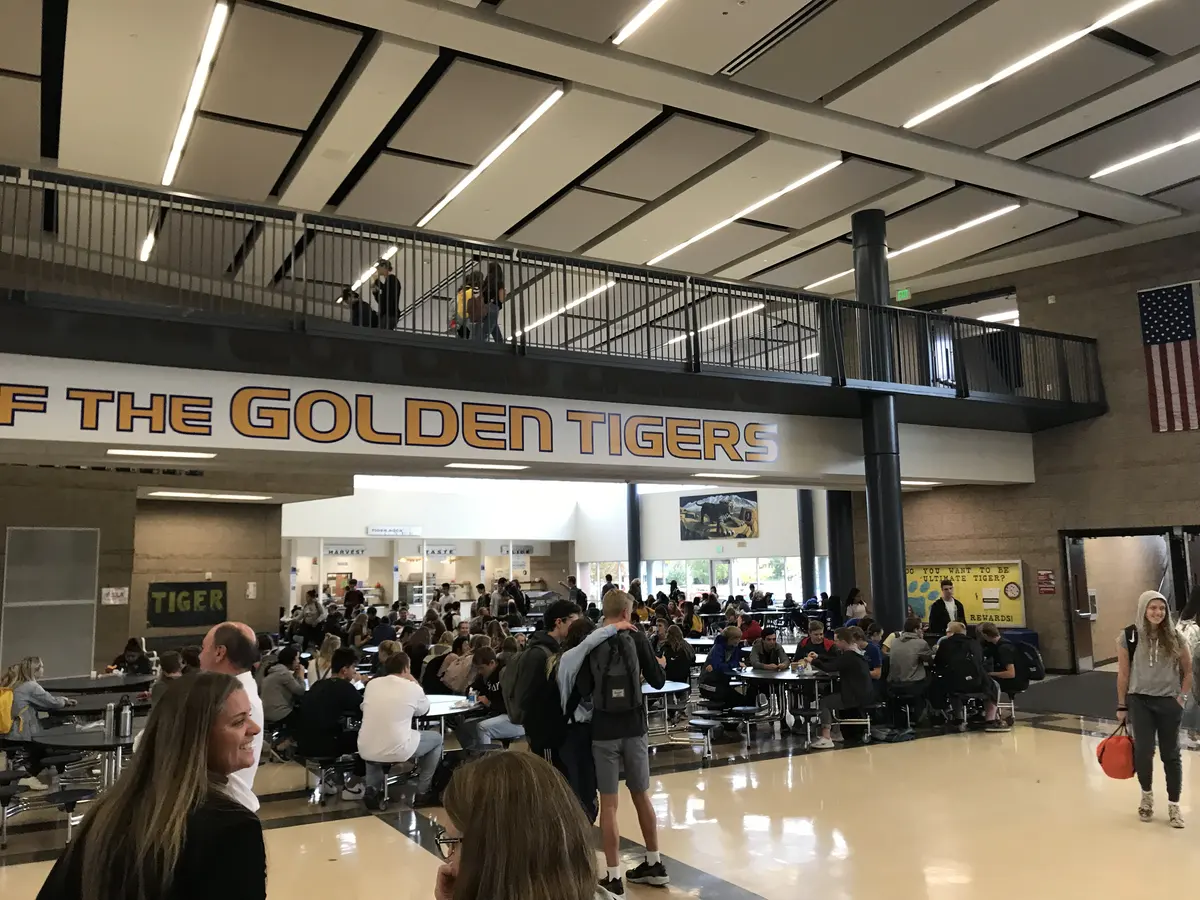 Orem High School 学生在校内大型集会或午餐活动中聚集