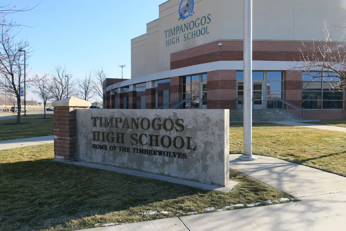 Timpanogos High School 校名、教学楼与校园入口