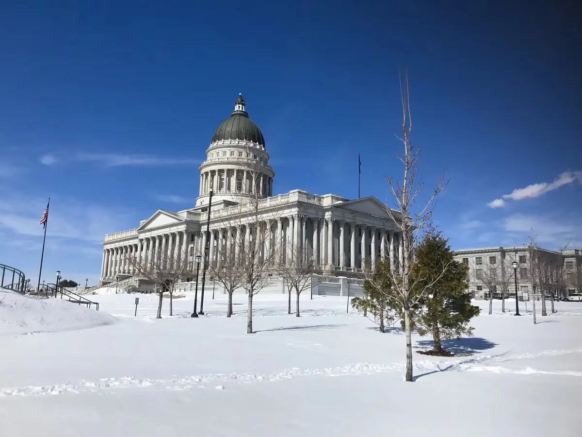 冬季雪景中的犹他州议会大厦