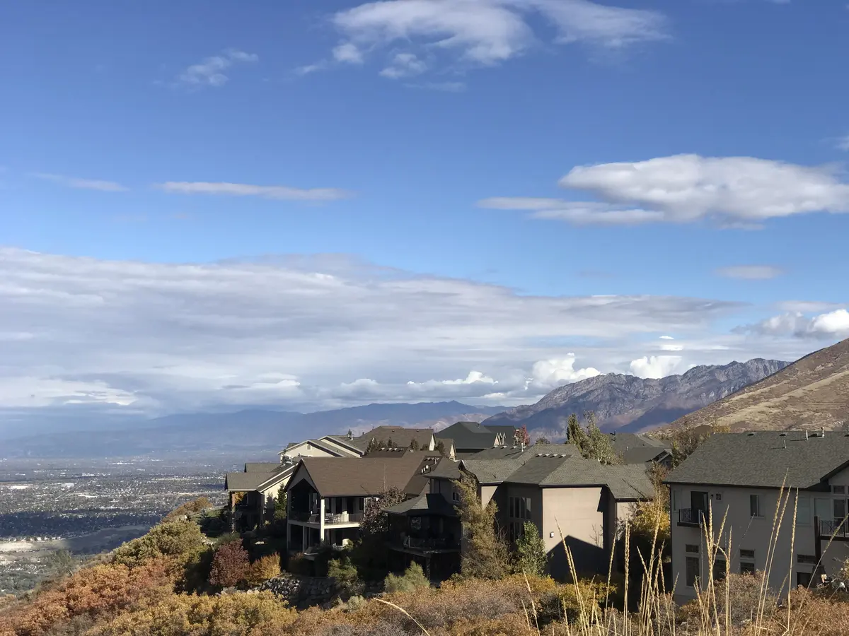 犹他州山地住宅区与山谷景观