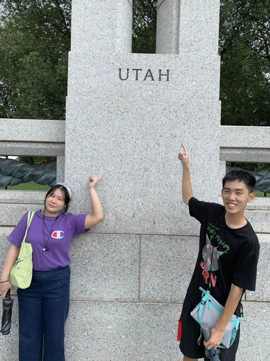 学生在犹他州议会大厦前合影