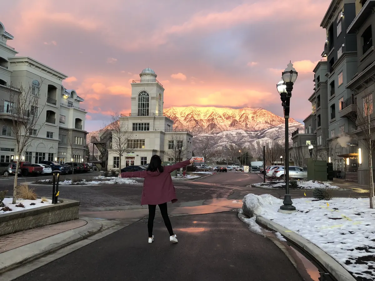 学生在犹他州城市街道与雪山背景前留影