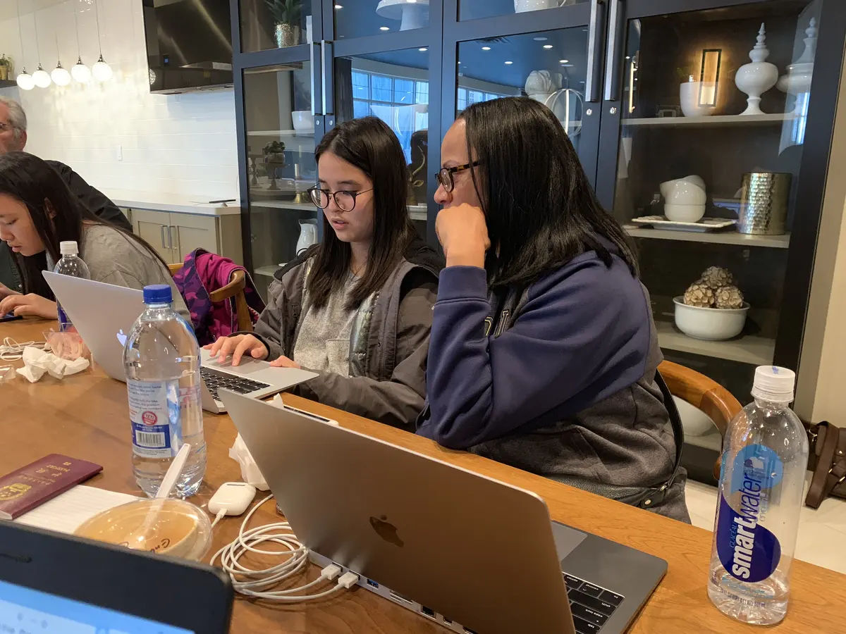 专业老师与学生进行升学规划和学习指导