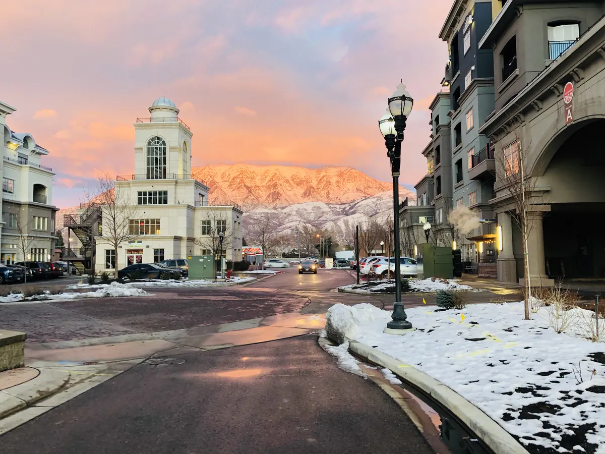 美国学生中心与雪山城市街景