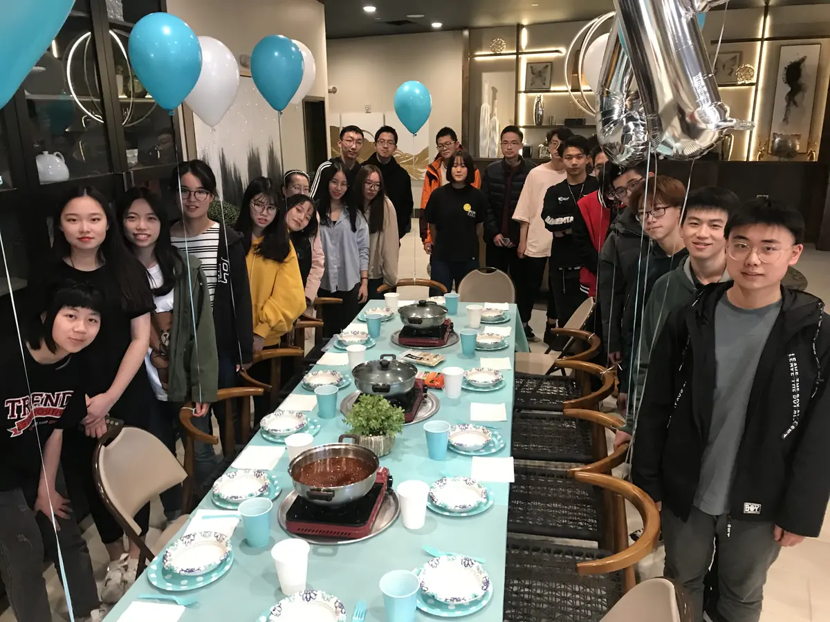 F2EDU 学生在美国学生中心聚餐合影