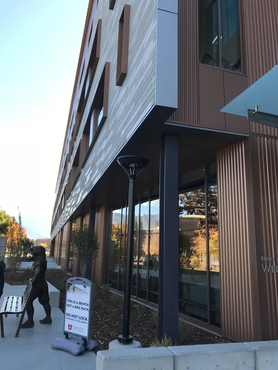 犹他大学现代教学建筑与校园步道