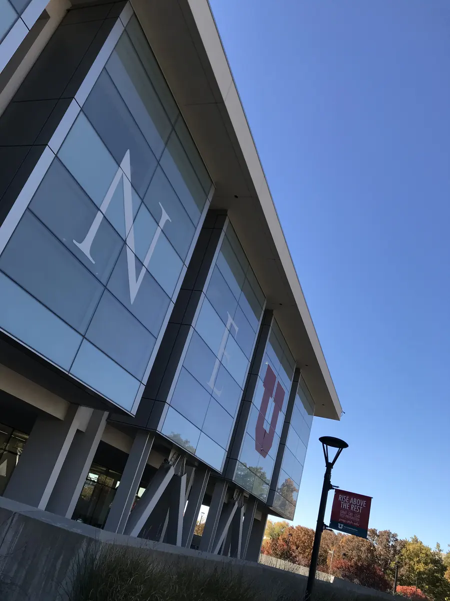 犹他大学现代教学建筑与学校视觉标识