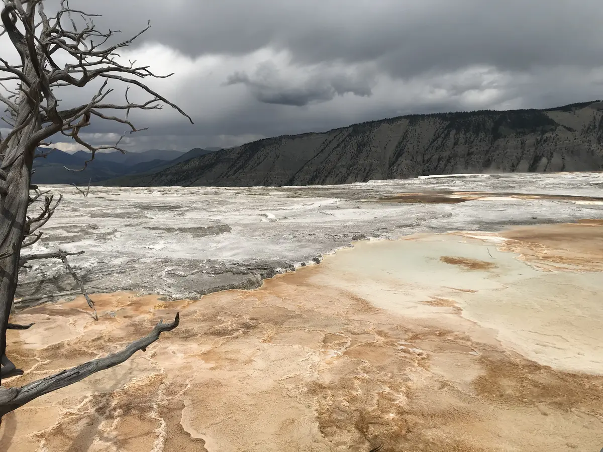 学生参访黄石国家公园地热泉与火山地貌