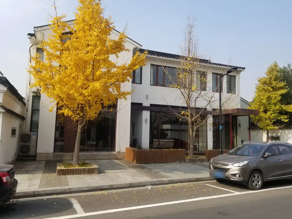 F²EDU 苏州办公室外部建筑与秋季街区