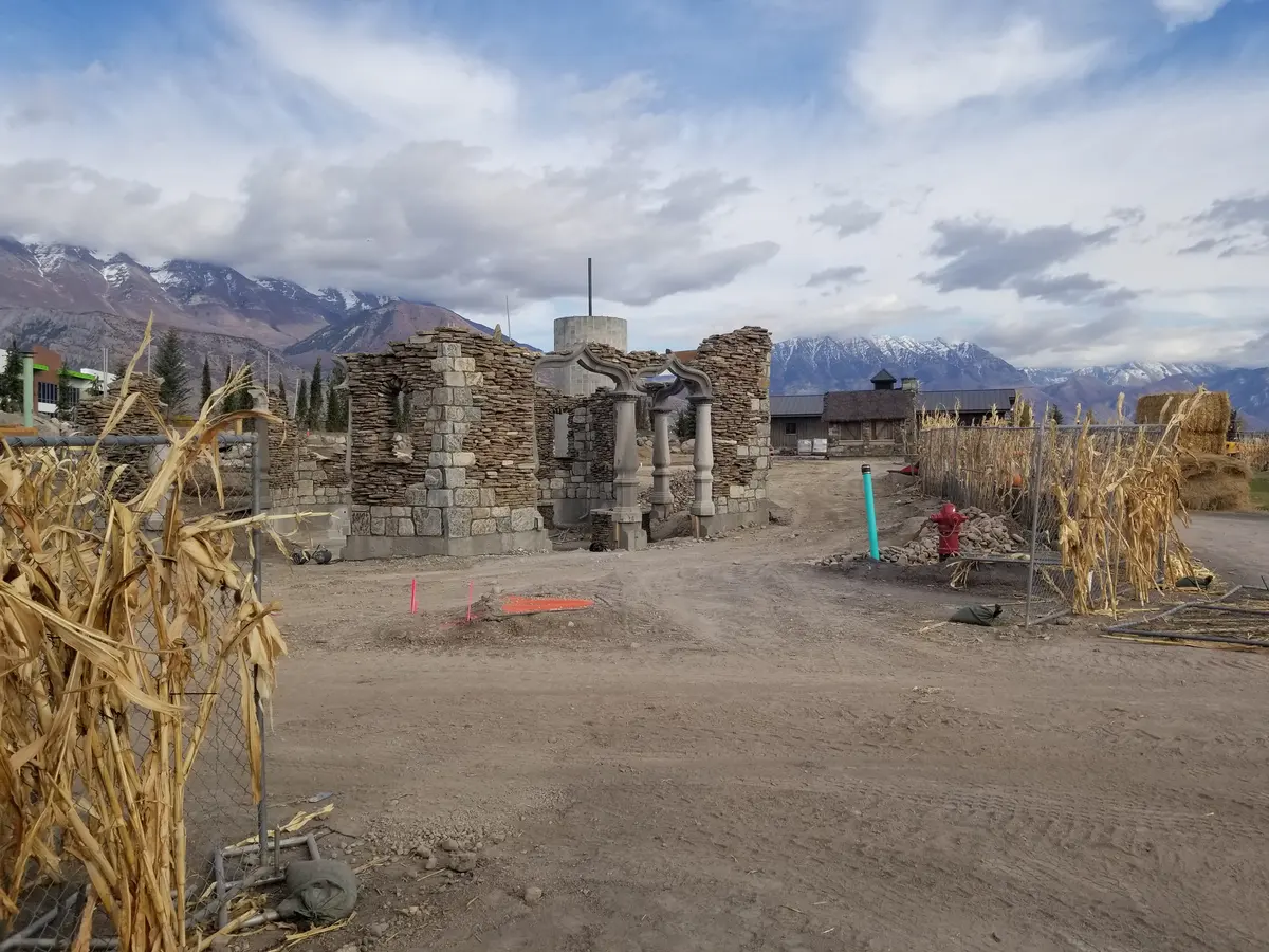美国主题文化街区中的农场、玉米地与秋季景观