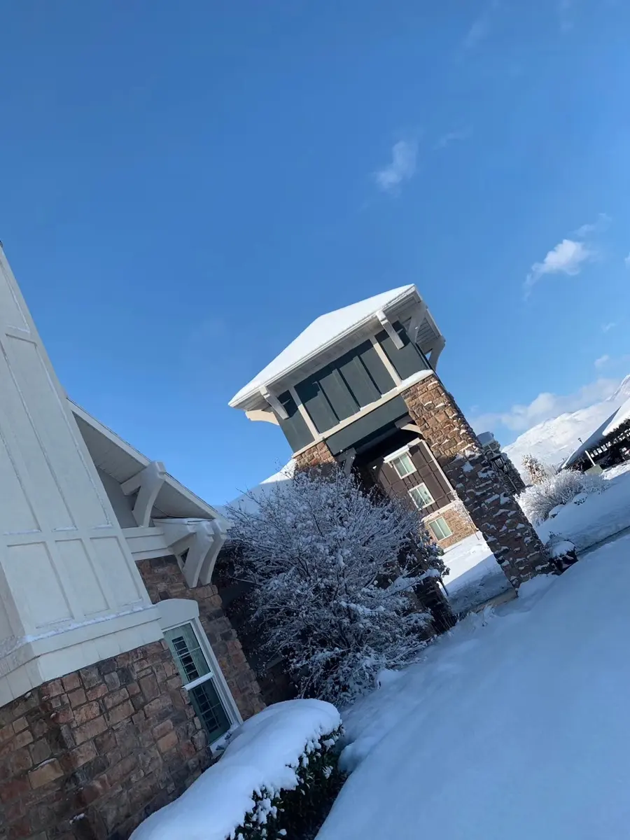 积雪覆盖的美国山地建筑与蓝天
