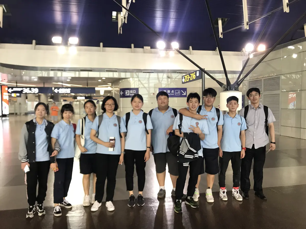 中国学生研学团在美国大学或机场公共空间合影