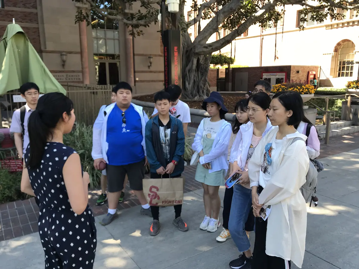 中国学生研学团在美国大学校园参观