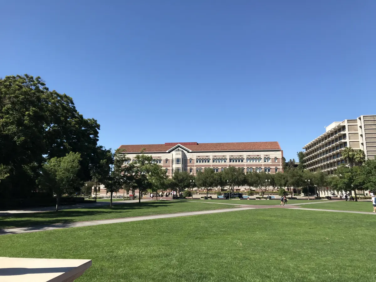 美国大学校园草坪与教学建筑