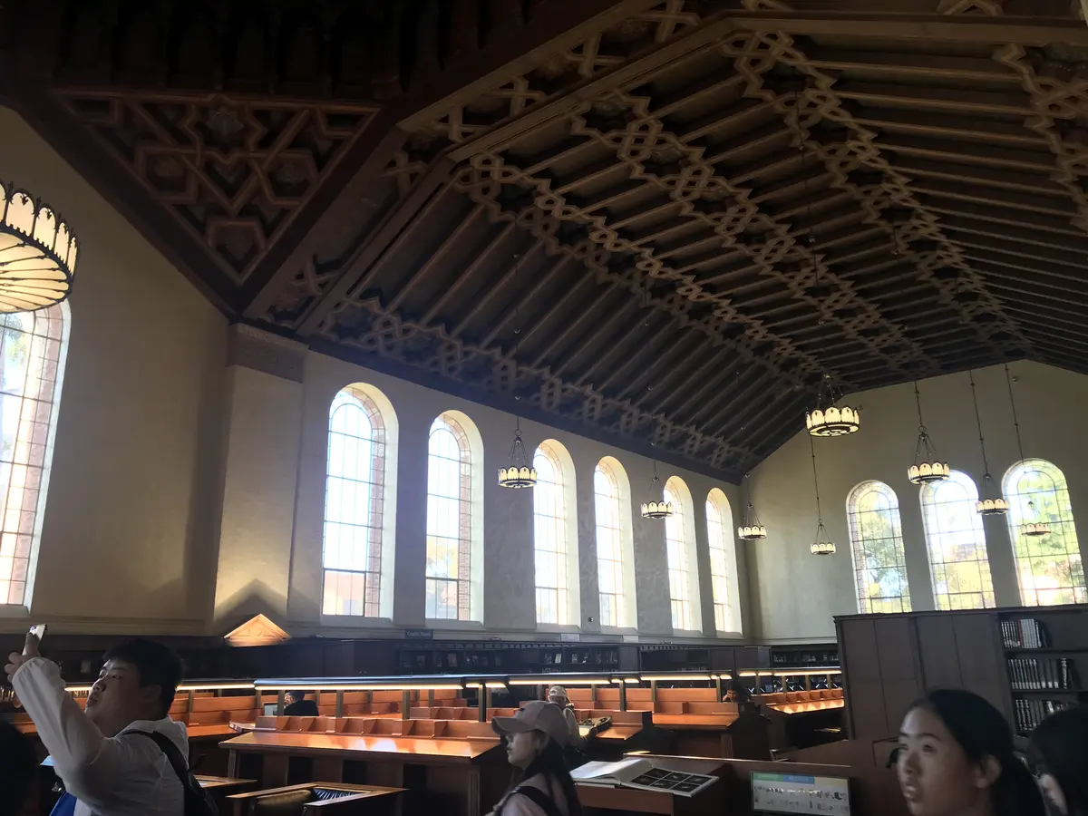 美国大学历史建筑内的大厅与学习空间
