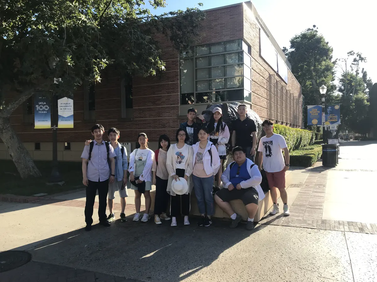 中国学生研学团队在美国大学校园教学楼前合影