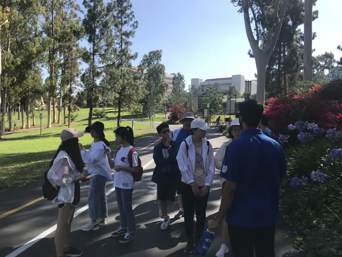 中国学生研学团队在美国大学校园参加户外讲解