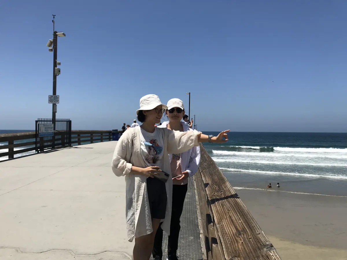 学生在美国海滨栈桥参加研学与城市参访