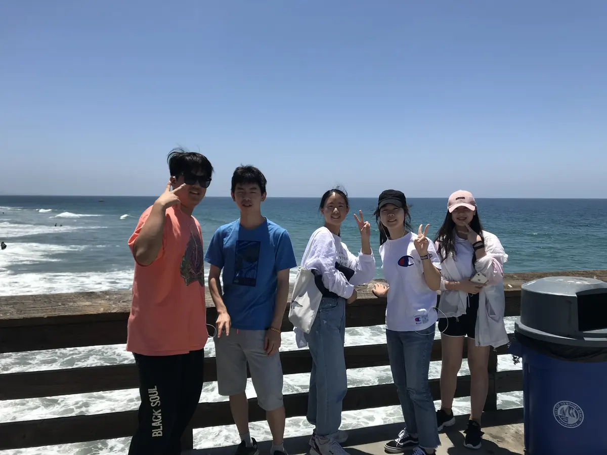学生团队在美国海滨栈桥参访合影